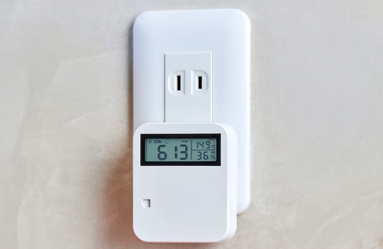 デナリ・ボッツの製品写真。コンセントに設置したCO₂センサー
